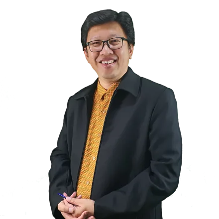 Andreas Hartono, CFP — Tersenyum, tangan di depan